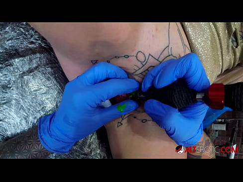 ❤️ Sully Savage, hottie estremamente tatuata, hà fattu un tatuatu nantu à u clitoris ️❌ Pornografia dura à co.dreamlandpassionfever.ru ❌️